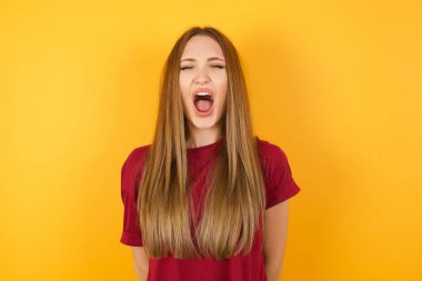 Öfkeli, öfkeli ve öfkeli genç bir kadın öfkeyle bağırıyor. Öfke ve agresif kavram.
