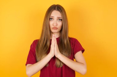 Güzel genç kadın avuçlarını bir arada tutar, insanların duyguları konsepti..