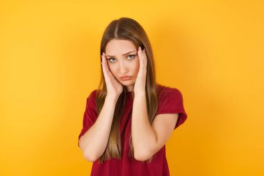 Yüzünü, depresyonunu ve üzüntüsünü örten elleri olmayan genç ve güzel bir kadın sorun yüzünden üzgün ve tedirgin.