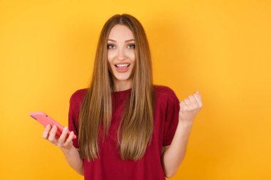 Güzel genç bayan yeni akıllı telefon kullanıyor.