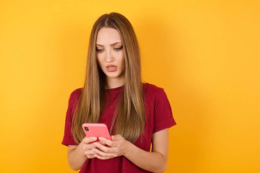 Güzel genç bayan yeni akıllı telefon kullanıyor.