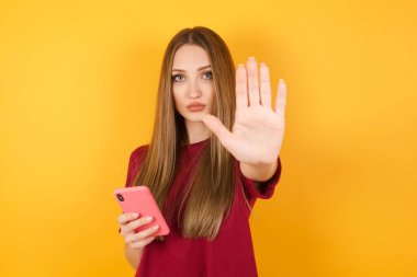 Güzel genç bayan yeni akıllı telefon kullanıyor.