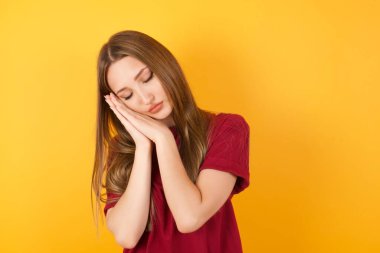 Güzel, genç bir kadın hayal kurmaktan ve ellerle poz vermekten yoruldu..