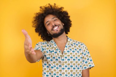 Yakışıklı genç adam selamlama ve hoş geldin demek için tokalaşmayı teklif ediyor. Başarılı bir iş..