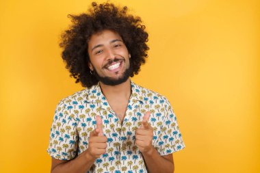 Yakışıklı genç adam mutlu ve komik yüzüyle kamerayı işaret ediyor. İyi enerji ve titreşimler. 