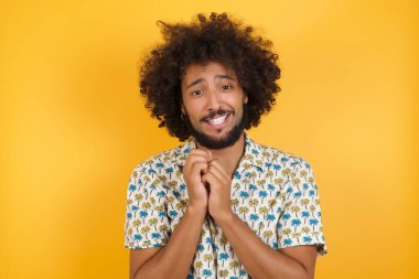 Pozitif sevimli erkek model mutlu bir şekilde gülümsüyor. Müdahaleciden hoş haberler aldığına seviniyor. El ele tutuşuyor. İnsan duyguları kavramı.