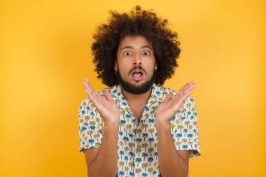 Yakışıklı genç adam belirsizlikle el kol hareketi yapar, kameraya bakar, bilmediğinden kafası karışır, insanlar, vücut dili, duygu kavramı.