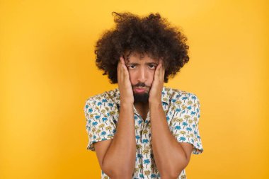 Yüzü, depresyonu ve üzüntüyü örten yakışıklı genç bir adam, sorun yüzünden üzgün ve tedirgin.