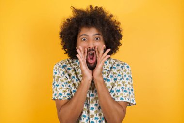 Yakışıklı genç adam heyecanla bağırıyor..