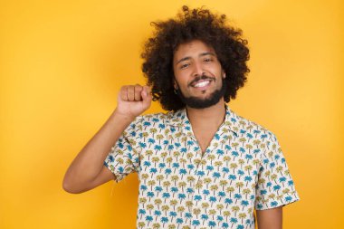 Yakışıklı genç adam Çince işaret dilinde on numarayı işaret ediyor.