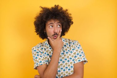 Yakışıklı genç adam bir soru hakkında endişeli, endişeli ve gergin..