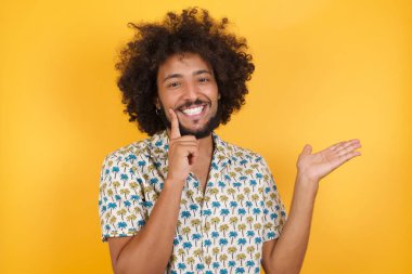 Avuç içi açık yakışıklı genç adam  