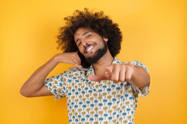 Yakışıklı genç adam neşeyle gülümsüyor ve kamerayı işaret ediyor. Sonra seni arıyor, telefonla konuşuyor. 