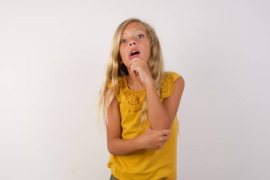 Şirin küçük kız şaşkınlıktan ağzını açar ve ani haberlere tepki verir. İnsanlar ve yüz ifadeleri.