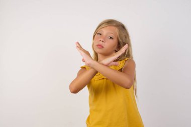 Reddedilme ifadesi yapan kız kollarını kavuşturup negatif işaret veriyor, kızgın yüz ifadesi takınıyor