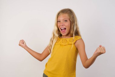 Kollarını kaldırarak başarıyı kutlayan kız şaşırdı ve hayrete düştü. Kazanan konsept.