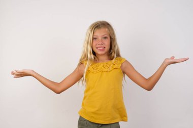 Neşeli, iyimser kız elinde iki avuç içi fotokopi alanı tutuyor.