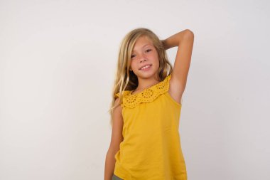 Kızın kafası karışıyor ve merak ediyor. Şüpheyle kararsız, kafa kafaya düşünerek. Düşünceli kavram.