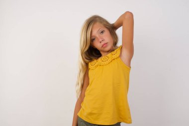 Kızın kafası karışmış ve bir şeyi merak ediyor. Elini başının üstünde tutuyor, şüpheyle emin değil. Düşünceli kavram.