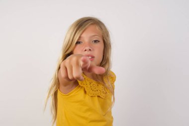 Kameraya kızgın ve sinirli bir şekilde seni işaret eden kız seninle kavga etmeye hazır..