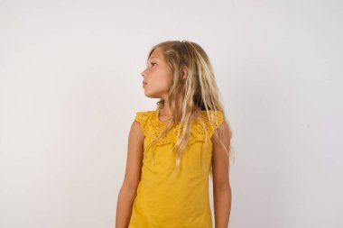 Küçük tatlı bir kızın yan profil fotoğrafını kapat. 