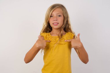 Şirin küçük kız vücudunu işaret ediyor. Alışverişe gidip başarılı alışverişler yaptıktan sonra keyfi yerinde.