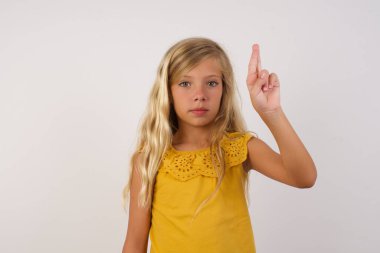 Çince işaret dilinde on numara olan Shi 'yi gösteren sevimli küçük kız.