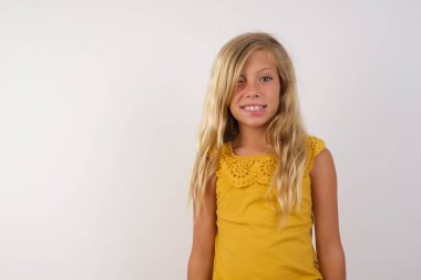 Sevimli küçük kız kameraya şakacı bir şekilde göz kırpıyor. İnsan yüz ifadeleri ve duyguları