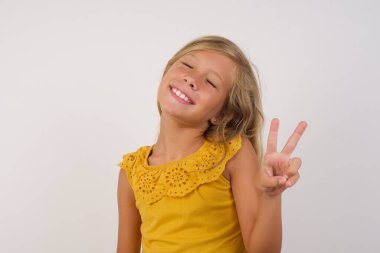 Küçük şirin kız zafer işareti yapıyor. İki numara..