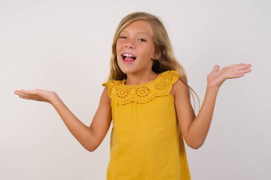 Çılgınlığı kutlayan ve başarı için hayrete düşen kız kollarını kaldırdı ve gözleri açık heyecanla bağırdı. Kazanan konsept