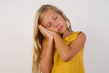 Kız yorgun uyur rüya görür ve elleri kapalı poz verir..