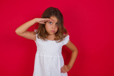 Sorunları olan tatlı küçük bir kız. Endişeli ve stresli. Alnından tutuyor.. 