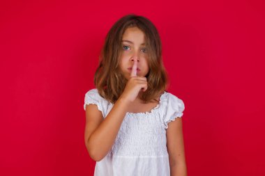 Kafkasyalı küçük bir kız, parmakları dudaklarında sessiz olmak istiyor. Sessizlik ve gizli konsept.