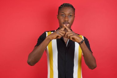 Genç adam negatif işaret veriyor..