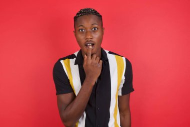 Genç adam şaşkınlıktan ağzını açar, ani haberlere tepki verir. İnsanlar ve yüz ifadeleri.