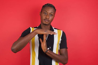 Yakışıklı üzgün genç bir adam mola veriyor..