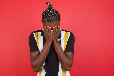 Genç yakışıklı adam elleri ile yüzünü kapatıyor, yıkılmış ve ağlıyor. Üzücü bir kavram