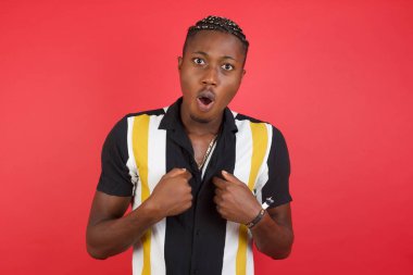 Genç ve yakışıklı bir adam şaşkın bir ifadeyle yarışmaya katıldığı için şoka uğruyor ve bir konuda tereddüt ediyor. 