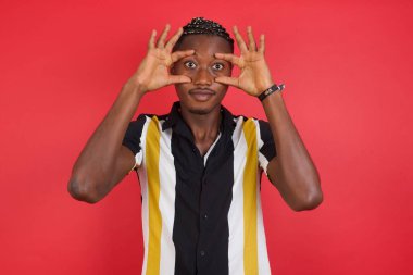 Genç ve yakışıklı bir adam bir başarı fırsatı bulmak için gözlerini açık tutuyor..