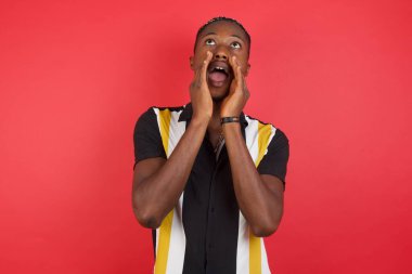 Genç adam heyecanla bağırıyor.