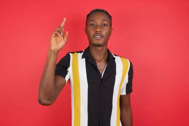 Çince işaret dilinde on numarayı işaret eden genç adam Shi