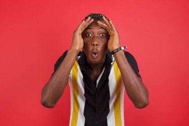 Korkak suratlı, elleri başının üstünde, çenesi düşmüş, müthiş bir ifadesi var. Omg kavramı