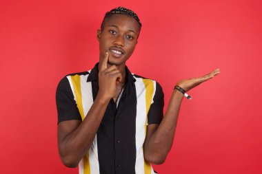 Komik adam yeni ürünü açık tutuyor. Harika bir öneri. 