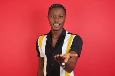 Yakışıklı genç adam yardım eli uzatıyor ve kabul ediyor..