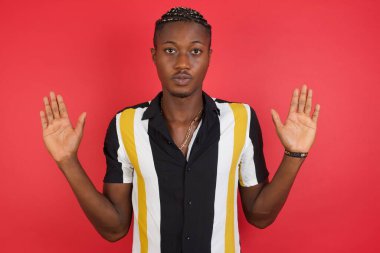 Yakışıklı genç adam avuçlarını kameraya çekiyor, jesti durduruyor, duygularını kontrol etmek ve gergin olmamak istiyor.