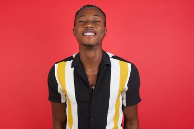 Yakışıklı genç adam yeni planlar için çok mutlu ve heyecanlı..