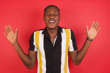 Genç adam yüksek sesle gülüyor, komik fıkra ya da hikaye duyuyor, avuçlarını zevkle kaldırıyor, aşırı sevinçle eğleniyor, arkadaşı tarafından eğlendiriliyor. İnsanlar ve duygular.