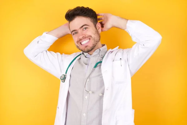 Jovem Homem Médico Caucasiano Tem Amplo Sorriso Braços Esticados Depois — Fotografia de Stock