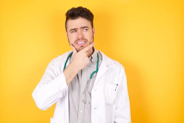 Oeps Jonge Knappe Man Draagt Medisch Uniform Gele Geïsoleerde Achtergrond — Stockfoto