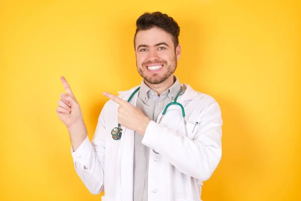 Foto Eines Hübschen Jungen Arztes Der Mit Dem Zeigefinger Leerraum — Stockfoto